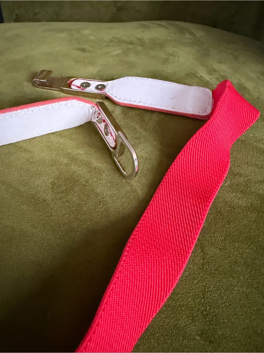 90s Vintage Women’s Elastic & Pleather Red Thin Belt with Gold Clasp Hook Buckle